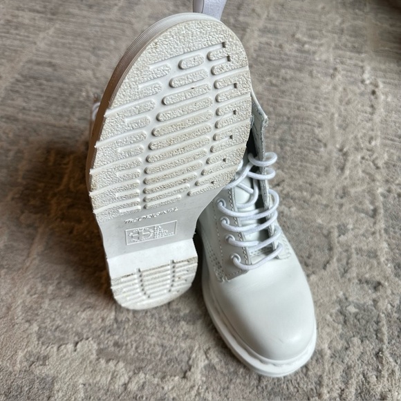 Dr. Martens White 14357
Mono Combat Boots Sz 7
Mens | 8 Womens Sz UK 6
EU 39 - Picture 9 of 10